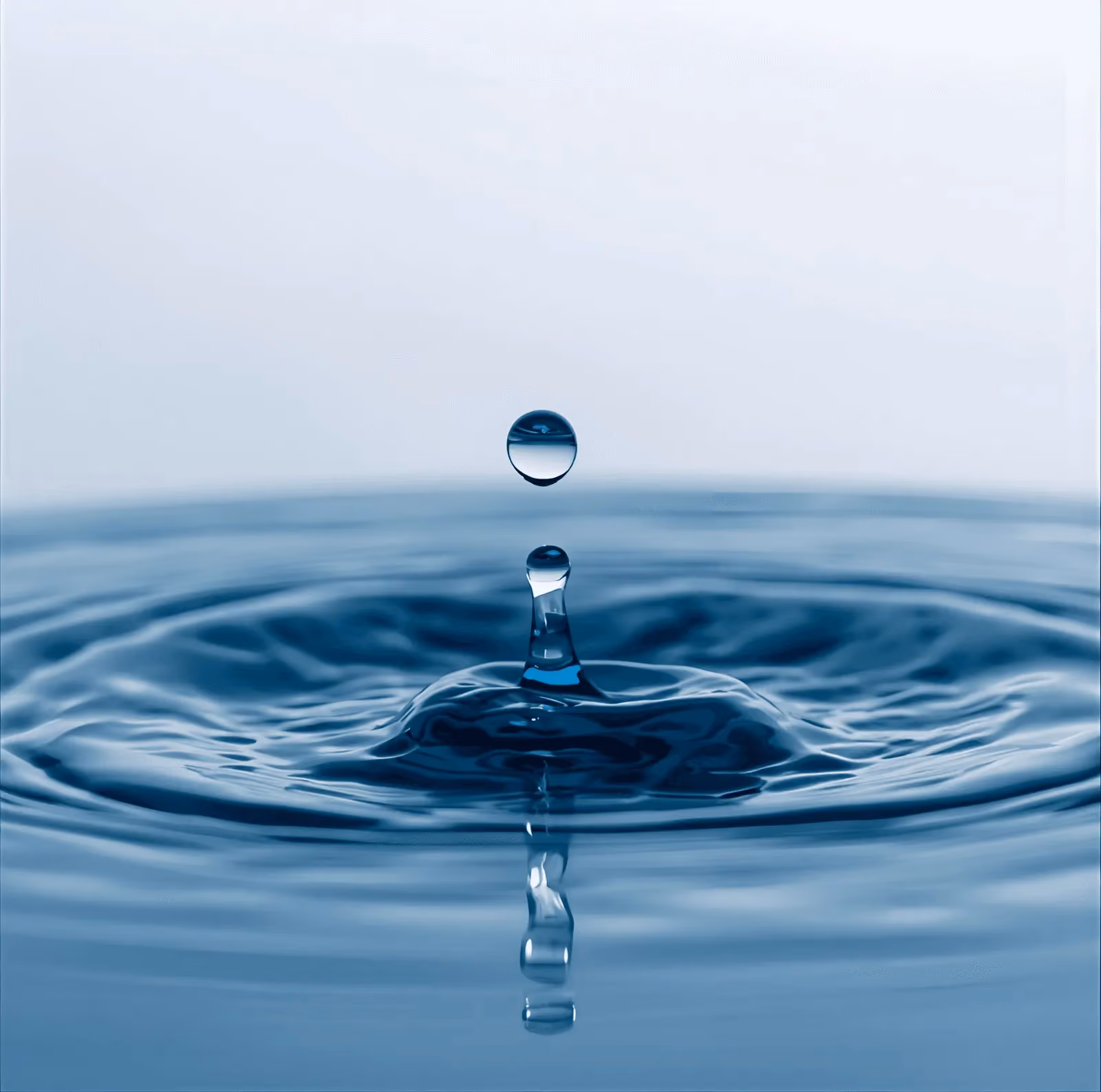 你喝的是「活水」還是「死水」?認識水分子團與人體吸收的關鍵